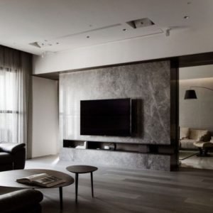Obývačka s televízorom na stene