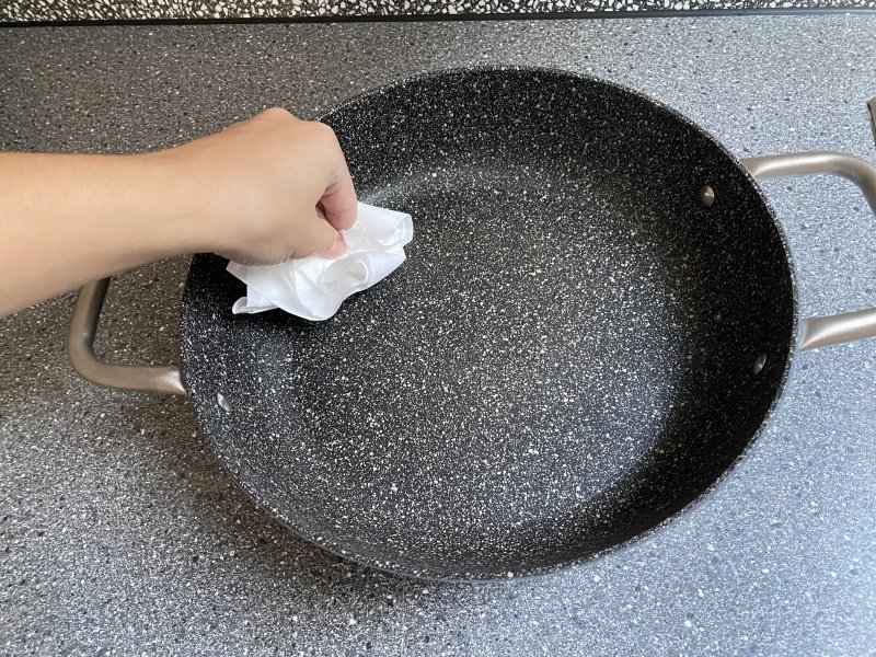Utieranie rajnice kuchynskou utierkou
