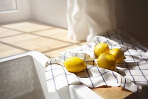 citróny na kuchynskej doske osvetlenej slnkom