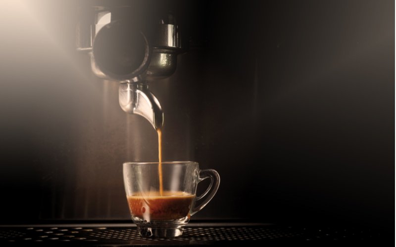 Pravidelné odvápnenie kávovaru zabraňuje upchávaniu a zabezpečí plynulý a konzistentný tok.