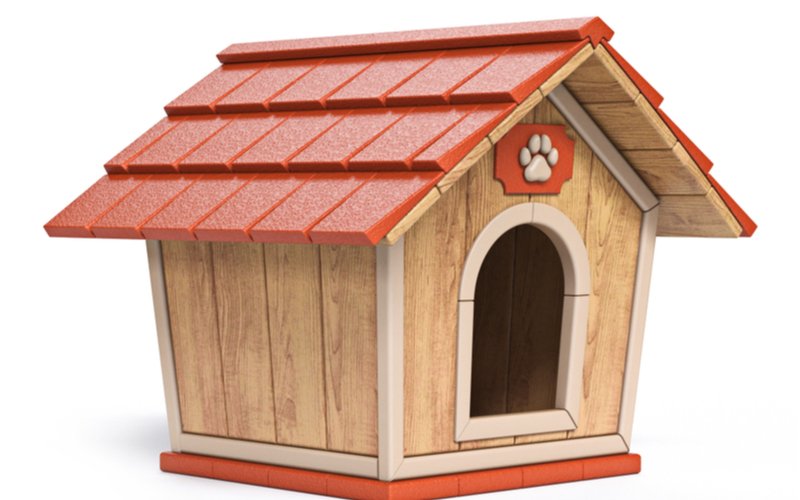 Drevená búda pre psa s červenou strechou