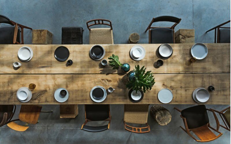 Drevený stôl s rôznymi stoličkami