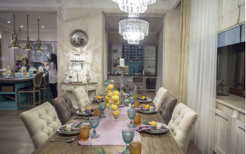 Elegantný interiér s jedálneksým stolom a čalúnenými stoličkami