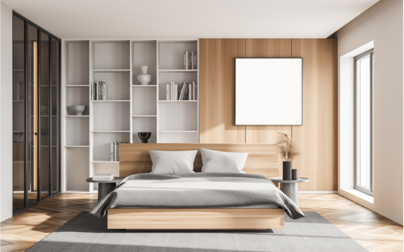 spálňa v bielo-sivej farbe s dreveným obložením a kovovými nočnými stolíkmi