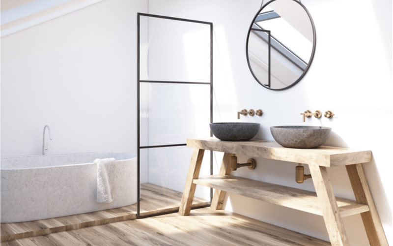 svetlá kúpeľňa s drevenou skrinkou s dvomi kamennými umývadlami
