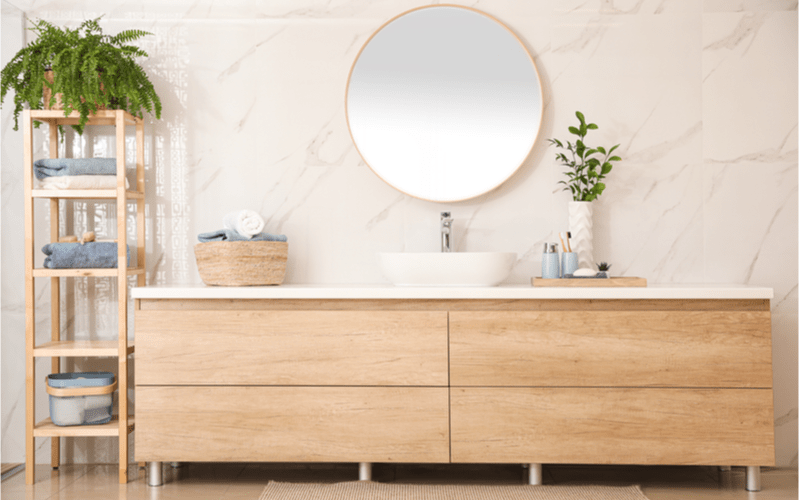 svetlá moderná kúpeľňa s nábytkom v drevenom dekore a s drevenou kúpeľňovou policou