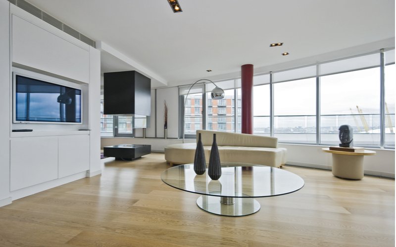 Sklenený stolík v modernej obývačke