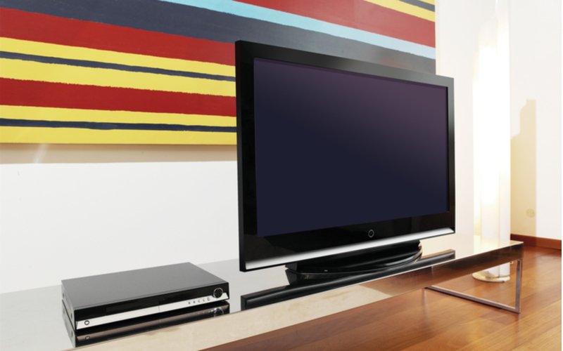 TV a prídavné zariadenie na TV stolíku