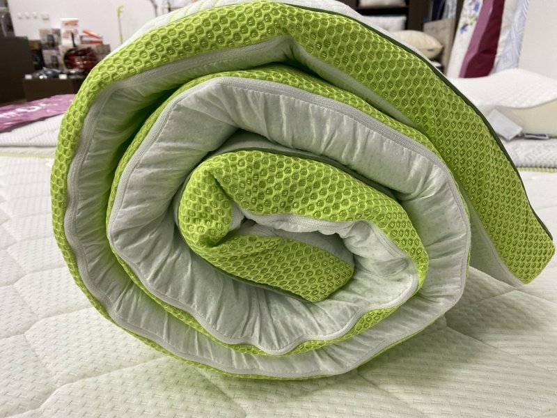 Zrolovaný bielo zelený vrchný matrac