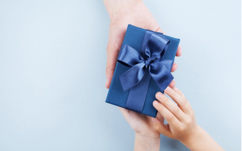 Modrý darček s modrou stuhou