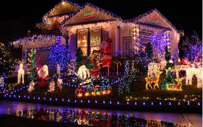 Dom s vianočným osvetlením a výzdobou