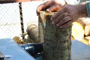 Štiepanie dreva pomocou štiepačky na drevo
