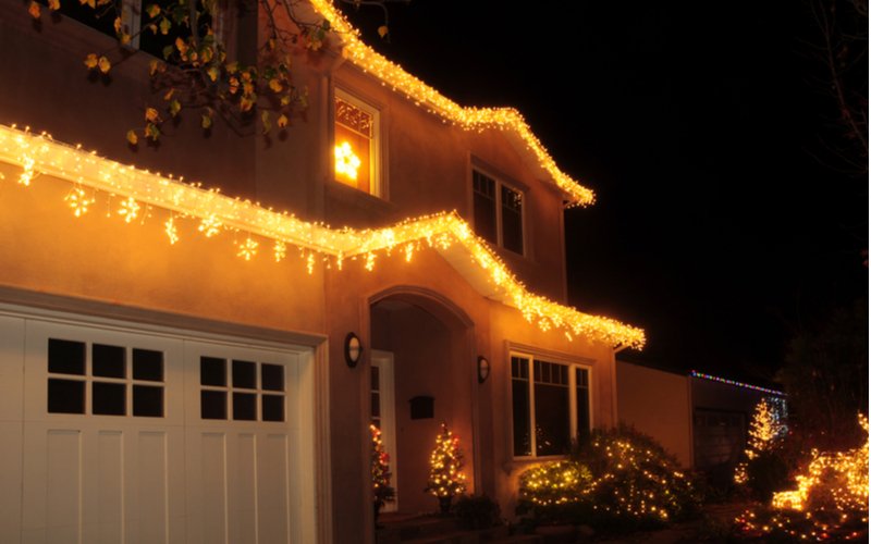 Vianočné osvetlenie na dom v tvare vločiek