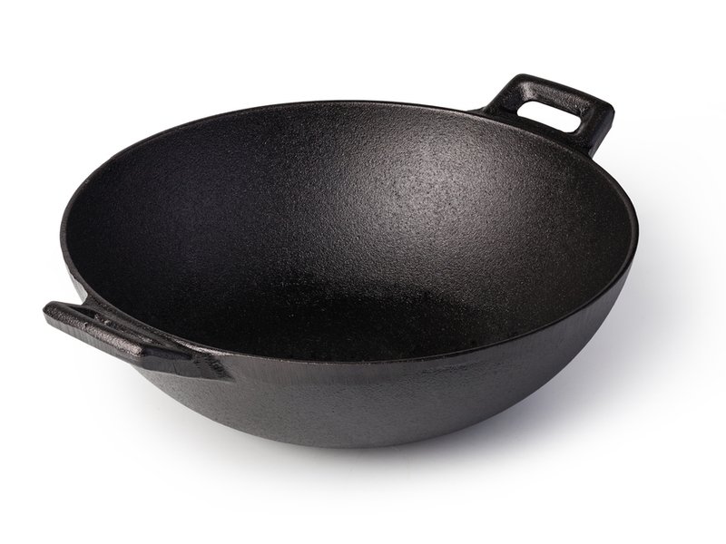 Čierna wok panvica s dvomi madlami