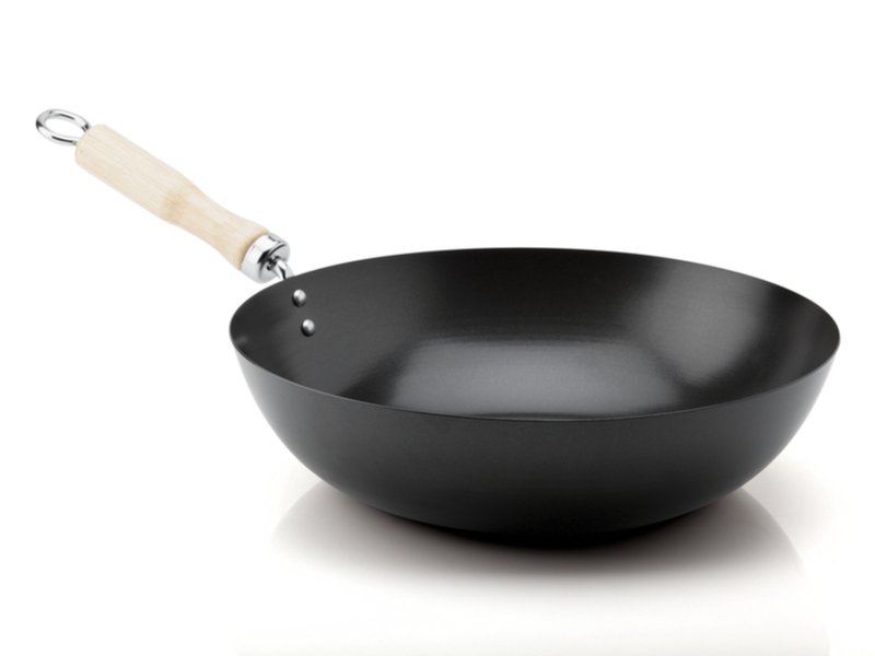 Čierna wok panvica s drevenou rukoväťou