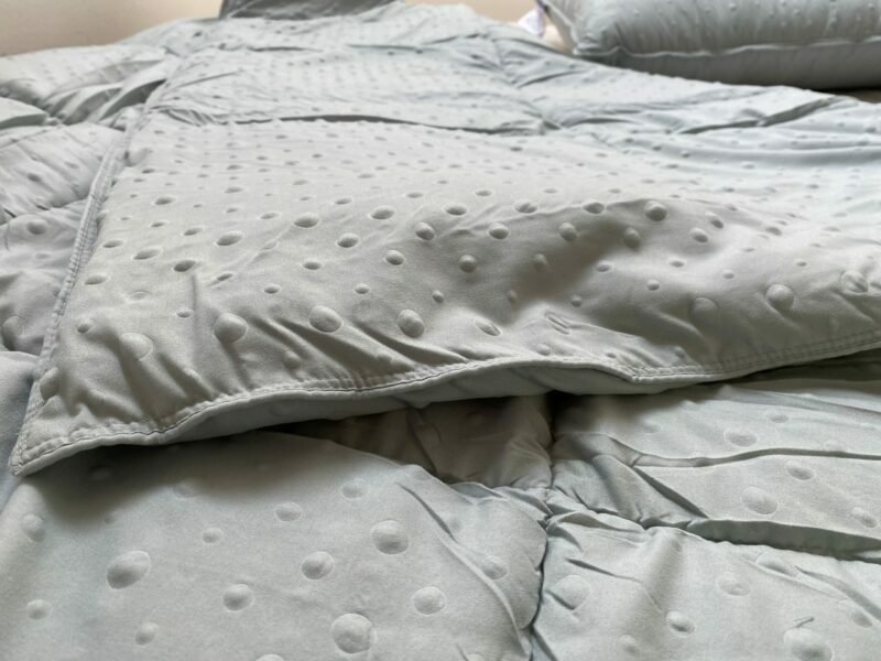 Zelená prikrývka na posteli