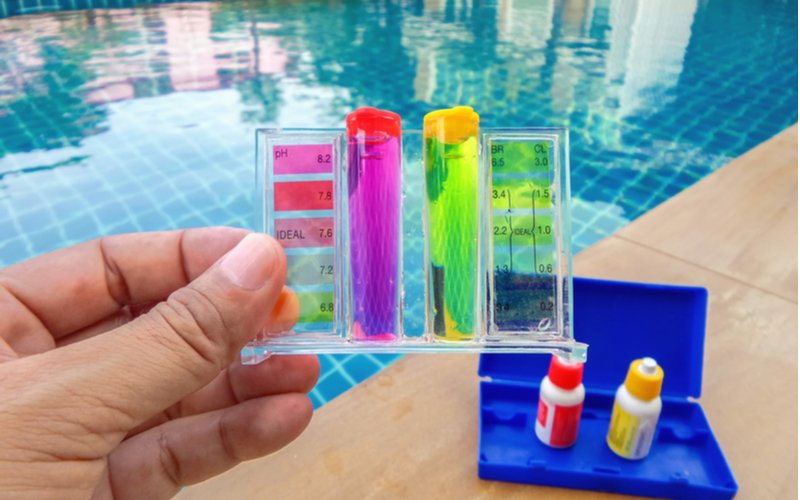 Voda v bazéne a test pH