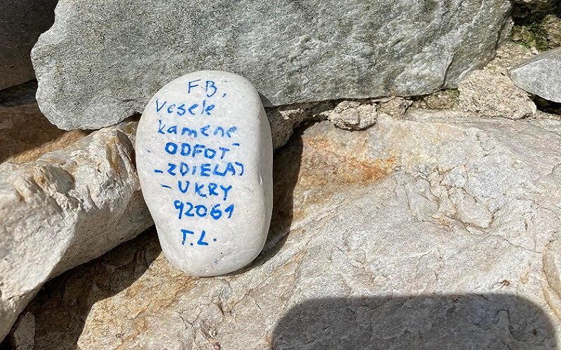 Kameň popísaný a položený na skale