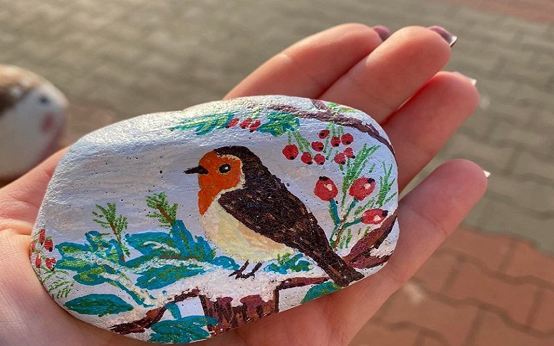 Vtáčik namaľovaný na kameni