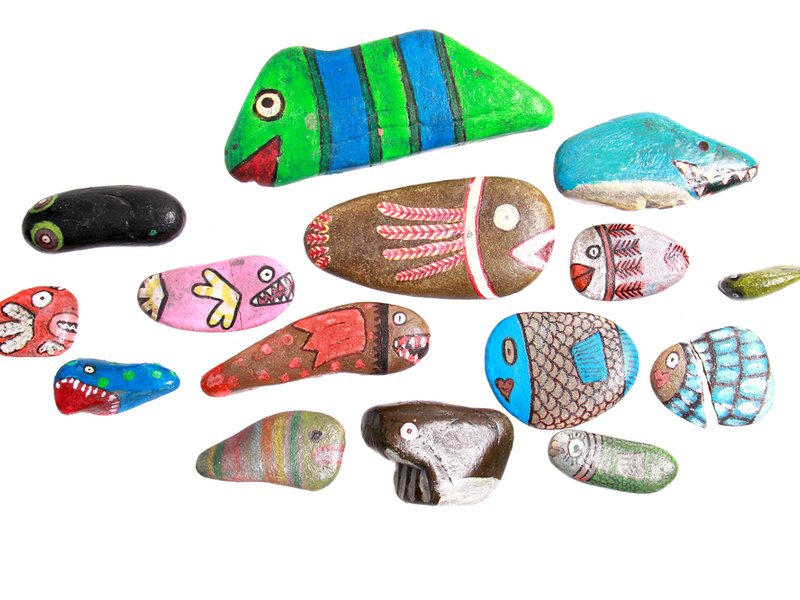 Rybky namaľované na kamienkoch