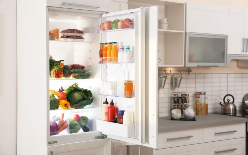 Teplota v chladničke - otvorená chladnička v kuchyni
