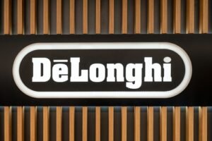 Podsvietené logo DeLonghi na drevenom mriežkovaným pozadím