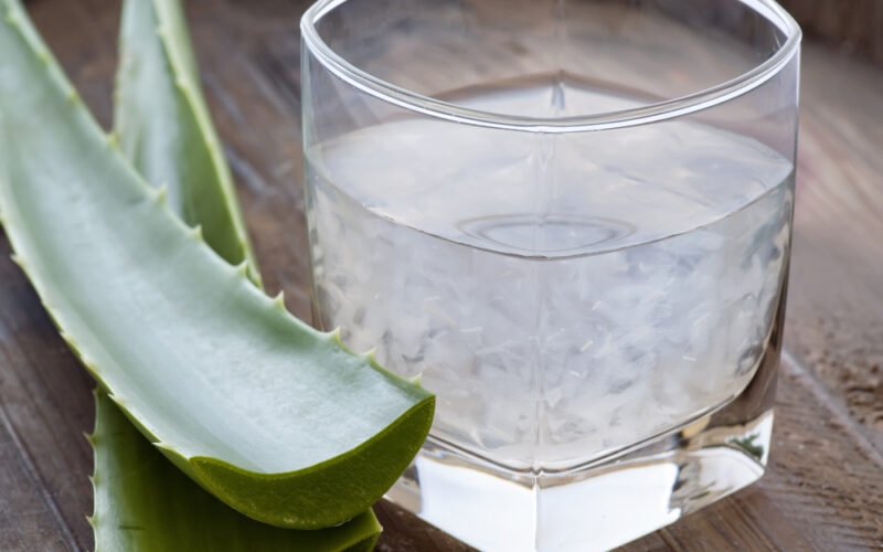Aloe vera nápoj, drink v pohári a vedľa listy aloe
