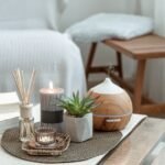 Vône v domácnosti - vonné tyčinky, aróma difuzér, sviečka a aloe vera ako dekorácia